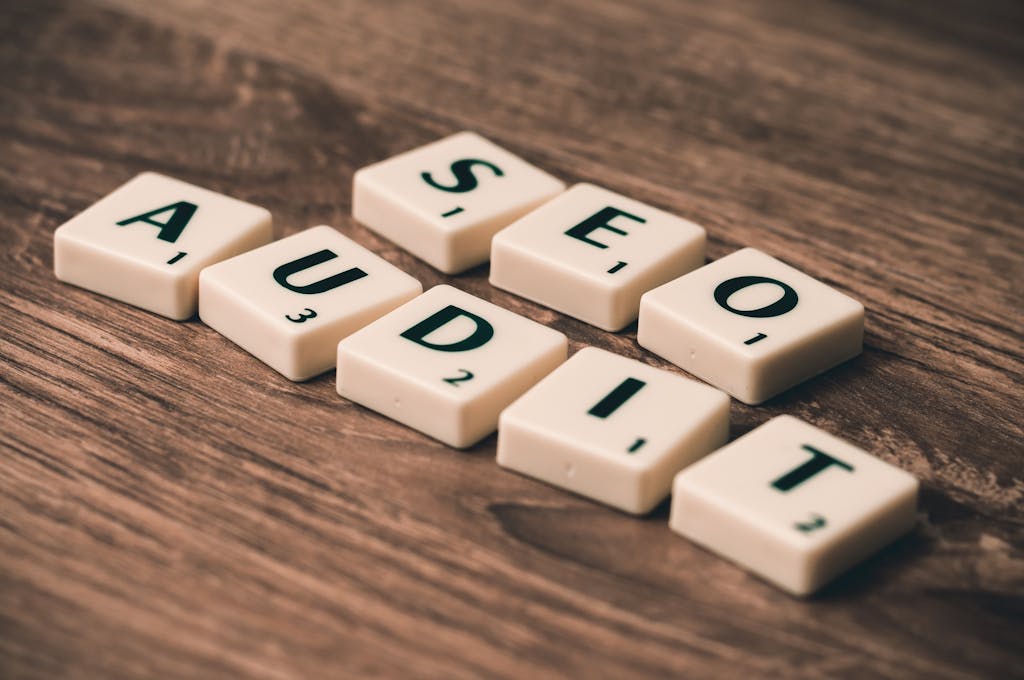 Audit SEO écrit avec des lettres de scrabble sur un support en bois foncé